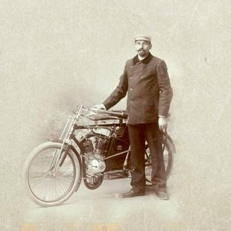 Narcis Podsedníček na motocyklu Laurin & Klement v roce 1901