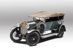 Laurin & Klement RK/M (1921) - Vůz vznikl z iniciativy legendárního závodníka a filmového průkopníka Saši Kolowrata-Krakowského. Sportovní speciál vycházel ze staršího vozu RK, který mladoboleslavská automobilka přepracovala pro závodní účely a osadila silnějším motorem o objemu 4,7 litru. Elegantní vůz se stal symbolem spojení luxusu, techniky a motorsportu v prvních letech Československa.
