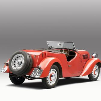 Škoda Popular Sport (1936) - Škoda Popular Sport se zapsala do historie českého motorsportu fenomenálním výsledkem na Rallye Monte Carlo 1936. Posádka Zdeněk Pohl a Jaroslav Hausman tehdy s malým vozem z Mladé Boleslavi dojela druhá ve třídě do 1500 cm³ a zároveň obsadila skvělé celkové umístění mezi výrazně silnější konkurencí. Úspěch v jednom z nejtěžších závodů tehdejší Evropy okamžitě zvýšil prestiž značky i zájem o sériové vozy Škoda.