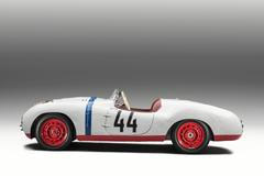 Škoda Sport (1949) - Škoda Sport vznikla speciálně pro slavný vytrvalostní závod 24 hodin Le Mans 1950 a stala se symbolem odhodlání československých konstruktérů v době železné opony. Lehký otevřený speciál vycházel ze sériové Škody 1101 Tudor, ale dostal upravenou karoserii i techniku pro dlouhé tratě. Posádka Václav Bobek a Jaroslav Netušil tehdy v Le Mans překvapila konkurenci skvělým tempem a vedla svou třídu.