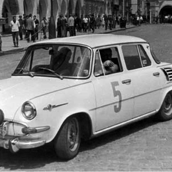 Škoda 1000 MB (1964) & 1100 MB B5 (1966) - Škoda 1000 MB přinesla v polovině 60. let revoluci nejen do sériové výroby, ale také do československého motorsportu. Moderní vůz s motorem uloženým vzadu a samonosnou karoserií se rychle objevil na domácích i zahraničních soutěžích. Soutěžní verze 1000 MB dokázaly díky nízké hmotnosti a spolehlivosti překvapovat silnější soupeře, zejména na náročných dálkových tratích.