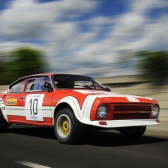 Škoda 180 RS a 200 RS (1974) - Škoda 180 RS a 200 RS představovaly v polovině 70. let obrovský technický skok československého motorsportu. Dvojice agresivně vyhlížejících prototypů vznikla jako základ pro plánovaný útok na mezinárodní rally scénu a už při prvních startech působila vedle domácí konkurence jako stroje z jiné galaxie. Vozy dostaly výkonné čtyřválcové motory, moderní podvozky a výrazně rozšířené karoserie, které jim dávaly vzhled skutečných závodních speciálů světové úrovně.