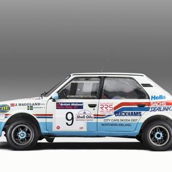 Škoda 130 LR (1984) - Škoda 130 LR byla poslední velkou soutěžní škodovkou s motorem uloženým vzadu a zároveň důstojným pokračovatelem legendární 130 RS. Vůz vznikl v polovině 80. let pro skupinu B a dostal lehkou karoserii, upravený podvozek i silnější motor o objemu 1,3 litru. Přestože konkurence už tehdy nasazovala moderní vozy s pohonem všech kol a turbem, československý speciál dokázal díky nízké hmotnosti a obratnosti držet krok i na světových tratích.