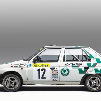 Škoda Favorit (1989) - Škoda Favorit znamenala na konci 80. let zásadní revoluci pro mladoboleslavskou automobilku i její motorsport. Moderní hatchback s motorem vpředu a pohonem předních kol definitivně ukončil éru klasické koncepce s motorem vzadu. Soutěžní Favorit rychle ukázal, že i relativně malý vůz z Československa dokáže držet krok se světovou konkurencí. Díky nízké hmotnosti, spolehlivosti a výborné ovladatelnosti začal sbírat úspěchy v mezinárodních rallye.