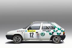 Škoda Favorit (1989) - Škoda Favorit znamenala na konci 80. let zásadní revoluci pro mladoboleslavskou automobilku i její motorsport. Moderní hatchback s motorem vpředu a pohonem předních kol definitivně ukončil éru klasické koncepce s motorem vzadu. Soutěžní Favorit rychle ukázal, že i relativně malý vůz z Československa dokáže držet krok se světovou konkurencí. Díky nízké hmotnosti, spolehlivosti a výborné ovladatelnosti začal sbírat úspěchy v mezinárodních rallye.