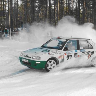 Škoda Felicia Kit Car (1995) - Škoda Felicia Kit Car navázala v polovině 90. let na úspěchy Favoritu a posunula mladoboleslavský motorsport na ještě vyšší úroveň. Moderní soutěžní speciál s pohonem předních kol vznikl pro kategorii Kit Car a rychle se zařadil mezi nejrychlejší vozy své třídy v mistrovství světa v rallye. Díky nízké hmotnosti, výkonnému atmosférickému motoru a výborné ovladatelnosti dokázala Felicia konkurovat i mnohem silnějším automobilům.