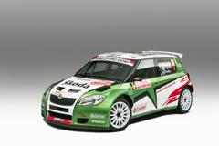 Škoda Fabia Super 2000 (2008) - Škoda Fabia Super 2000 znamenala pro mladoboleslavskou automobilku návrat na vrchol mezinárodního rallye. Moderní soutěžní speciál debutoval v roce 2008 a rychle se stal jedním z nejúspěšnějších vozů své kategorie. Díky atmosférickému dvoulitrovému motoru, pohonu všech kol a skvěle vyváženému podvozku dominovala Fabia S2000 evropským i světovým soutěžím a získala obrovský respekt mezi týmy i jezdci.