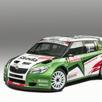 Škoda Fabia Super 2000 (2008) - Škoda Fabia Super 2000 znamenala pro mladoboleslavskou automobilku návrat na vrchol mezinárodního rallye. Moderní soutěžní speciál debutoval v roce 2008 a rychle se stal jedním z nejúspěšnějších vozů své kategorie. Díky atmosférickému dvoulitrovému motoru, pohonu všech kol a skvěle vyváženému podvozku dominovala Fabia S2000 evropským i světovým soutěžím a získala obrovský respekt mezi týmy i jezdci.