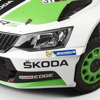 Škoda Fabia R5/ Rally2/ Rally2 evo - Škoda Fabia R5 a pozdější verze Rally2 a Rally2 evo odstartovaly jednu z nejúspěšnějších kapitol v historii moderního rallye. Soutěžní speciál představený v roce 2015 rychle ovládl kategorii WRC2 i národní šampionáty po celém světě. Díky výkonnému přeplňovanému motoru, pohonu všech kol a mimořádně spolehlivé technice se Fabia stala oblíbenou nejen u továrního týmu Škoda Motorsport, ale také mezi soukromými jezdci.
