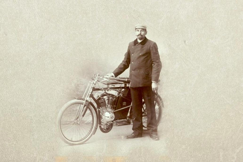 Narcis Podsedníček na motocyklu Laurin & Klement v roce 1901