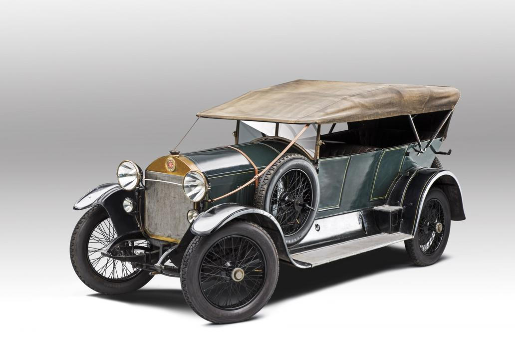 Laurin & Klement RK/M (1921) - Vůz vznikl z iniciativy legendárního závodníka a filmového průkopníka Saši Kolowrata-Krakowského. Sportovní speciál vycházel ze staršího vozu RK, který mladoboleslavská automobilka přepracovala pro závodní účely a osadila silnějším motorem o objemu 4,7 litru. Elegantní vůz se stal symbolem spojení luxusu, techniky a motorsportu v prvních letech Československa.

