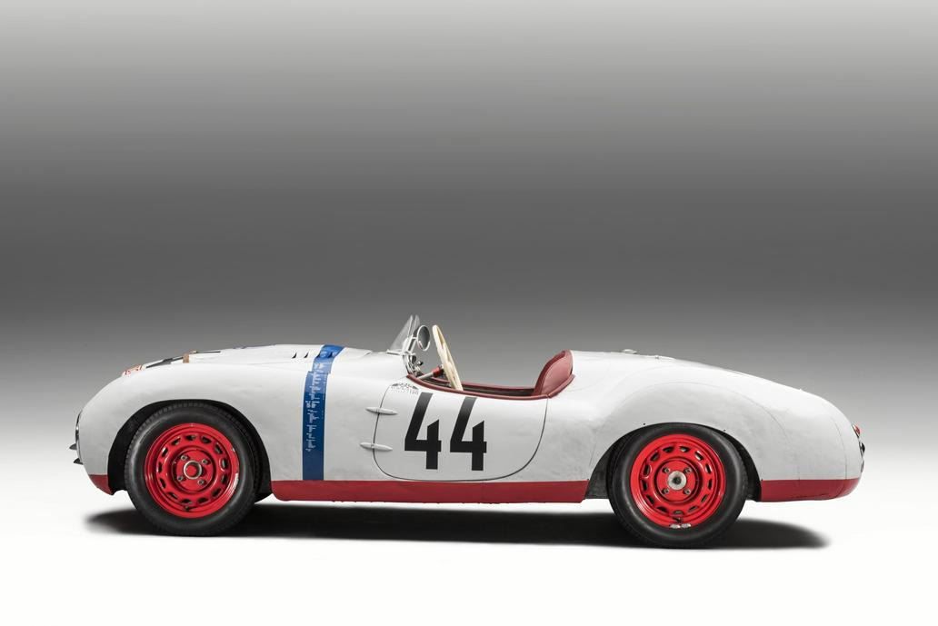 Škoda Sport (1949) - Škoda Sport vznikla speciálně pro slavný vytrvalostní závod 24 hodin Le Mans 1950 a stala se symbolem odhodlání československých konstruktérů v době železné opony. Lehký otevřený speciál vycházel ze sériové Škody 1101 Tudor, ale dostal upravenou karoserii i techniku pro dlouhé tratě. Posádka Václav Bobek a Jaroslav Netušil tehdy v Le Mans překvapila konkurenci skvělým tempem a vedla svou třídu.