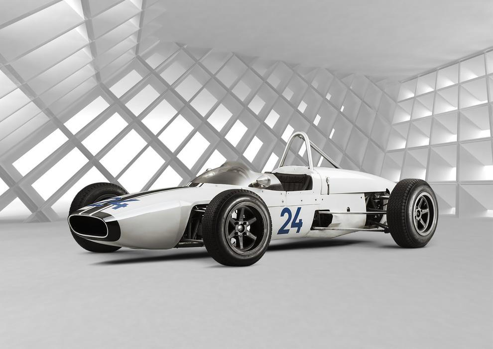 Škoda F3, Typ 992 (1964) - Škoda F3 typ 992 vznikla v polovině 60. let jako odpověď mladoboleslavské automobilky na rostoucí popularitu formulových závodů. Elegantní monopost určený pro tehdejší evropskou formuli 3 dostal lehkou konstrukci a motor uložený vzadu, což odpovídalo moderním trendům motorsportu té doby. Vůz navazoval na zkušenosti značky ze sportovních i okruhových soutěží a ukázal technický posun československého automobilového průmyslu.
