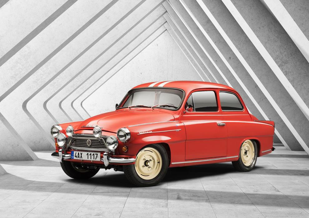 Škoda Octavia Touring Sport (1960) - Škoda Octavia Touring Sport znamenala pro mladoboleslavskou značku úspěšný návrat na světové soutěžní tratě začátkem 60. let. Lehké a spolehlivé vozy s motorem o objemu 1089 cm³ dokázaly pravidelně bodovat v náročných dálkových rallye a rychle si získaly respekt mezi evropskou konkurencí. Největší slávu přinesly modelu především starty na Rallye Monte Carlo, kde posádky Škody opakovaně triumfovaly ve své třídě.