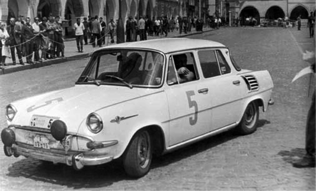 Škoda 1000 MB (1964) & 1100 MB B5 (1966) - Škoda 1000 MB přinesla v polovině 60. let revoluci nejen do sériové výroby, ale také do československého motorsportu. Moderní vůz s motorem uloženým vzadu a samonosnou karoserií se rychle objevil na domácích i zahraničních soutěžích. Soutěžní verze 1000 MB dokázaly díky nízké hmotnosti a spolehlivosti překvapovat silnější soupeře, zejména na náročných dálkových tratích.