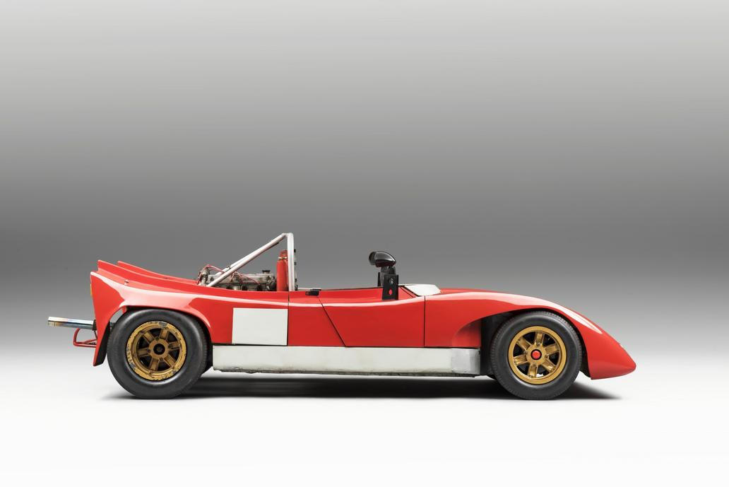 Škoda Spider B5 (1972) a Škoda Spider II (1975) - Škoda Spider B5 patřila na začátku 70. let mezi nejodvážnější závodní projekty mladoboleslavské automobilky. Nízký otevřený prototyp vznikl pro okruhové závody a vycházel ze zkušeností získaných při vývoji sportovních verzí modelů 1000 MB a 1100 MB. Díky lehké konstrukci, upravenému motoru a výrazné aerodynamice dokázal vůz konkurovat silnějším zahraničním soupeřům na domácích i evropských tratích.
