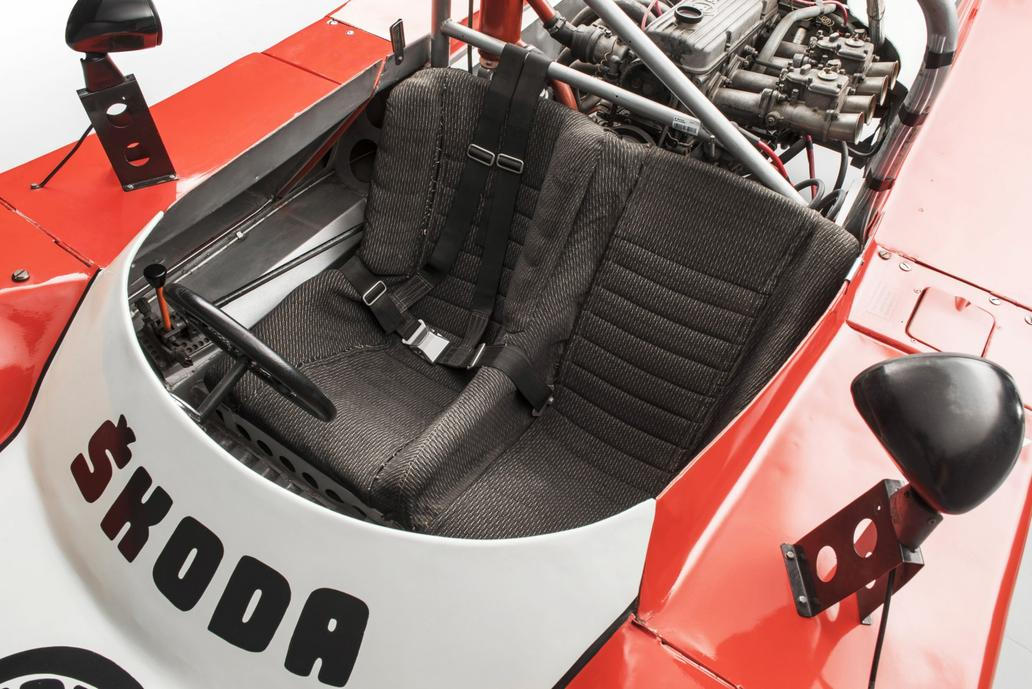 Na původní projekt navázala ještě modernější Škoda Spider II z roku 1975. Druhá generace dostala výkonnější techniku, přepracovaný podvozek i agresivnější design odpovídající tehdejším závodním trendům. Přestože tyto prototypy nikdy nezískaly velkou mezinárodní kariéru, staly se symbolem technické odvahy a kreativity konstruktérů z Mladé Boleslavi v době, kdy byly možnosti československého motorsportu výrazně omezené.
