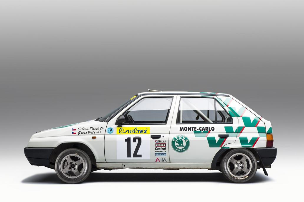 Škoda Favorit (1989) - Škoda Favorit znamenala na konci 80. let zásadní revoluci pro mladoboleslavskou automobilku i její motorsport. Moderní hatchback s motorem vpředu a pohonem předních kol definitivně ukončil éru klasické koncepce s motorem vzadu. Soutěžní Favorit rychle ukázal, že i relativně malý vůz z Československa dokáže držet krok se světovou konkurencí. Díky nízké hmotnosti, spolehlivosti a výborné ovladatelnosti začal sbírat úspěchy v mezinárodních rallye.