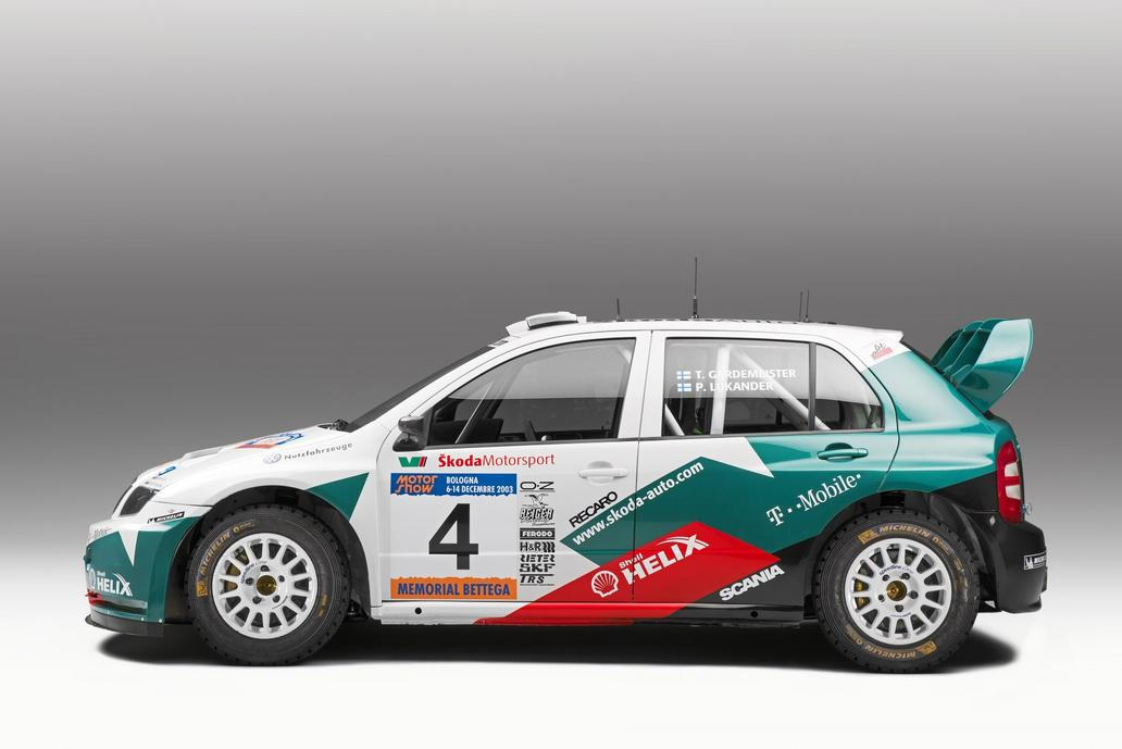 Škoda Fabia WRC (2003) - Škoda Fabia WRC navázala na projekt Octavia WRC a přinesla mladoboleslavské automobilce modernější a kompaktnější zbraň pro mistrovství světa v rallye. Soutěžní speciál debutoval v roce 2003 a díky kratšímu rozvoru, lepší ovladatelnosti a výkonnému přeplňovanému motoru představoval výrazný krok vpřed oproti svému předchůdci. Fabia WRC se rychle zařadila mezi respektované vozy světového šampionátu a pomohla značce upevnit pozici mezi elitními továrními týmy.