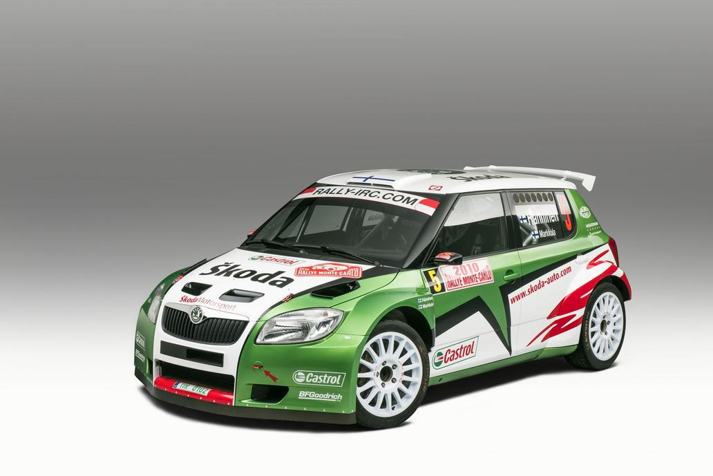 Škoda Fabia Super 2000 (2008) - Škoda Fabia Super 2000 znamenala pro mladoboleslavskou automobilku návrat na vrchol mezinárodního rallye. Moderní soutěžní speciál debutoval v roce 2008 a rychle se stal jedním z nejúspěšnějších vozů své kategorie. Díky atmosférickému dvoulitrovému motoru, pohonu všech kol a skvěle vyváženému podvozku dominovala Fabia S2000 evropským i světovým soutěžím a získala obrovský respekt mezi týmy i jezdci.