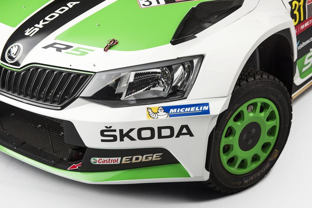 Škoda Fabia R5/ Rally2/ Rally2 evo - Škoda Fabia R5 a pozdější verze Rally2 a Rally2 evo odstartovaly jednu z nejúspěšnějších kapitol v historii moderního rallye. Soutěžní speciál představený v roce 2015 rychle ovládl kategorii WRC2 i národní šampionáty po celém světě. Díky výkonnému přeplňovanému motoru, pohonu všech kol a mimořádně spolehlivé technice se Fabia stala oblíbenou nejen u továrního týmu Škoda Motorsport, ale také mezi soukromými jezdci.