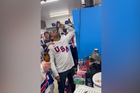 Ředitel FBI Kash Patel slavící olympijské zlato v šatnách hokejového týmu USA