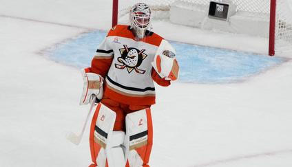 Lukáš Dostál , brankář týmu Anaheim Ducks