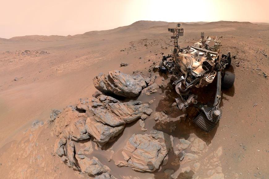 Vozítko z Marsu poslalo nové selfie. Za roverem se skrývá geologický poklad Vozítko z Marsu poslalo nové selfie. Za roverem se skrývá geologický poklad
