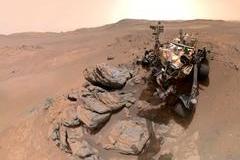 Rover Perseverance zveřejnil další snímek z povrchu Marsu. Nové selfie, které NASA složila z 61 samostatných fotografií, zachycuje vozítko na západním okraji kráteru Jezero v oblasti nazývané Lac de Charmes.