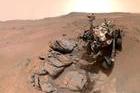 Rover Perseverance zveřejnil další snímek z povrchu Marsu. Nové selfie, které NASA složila z 61 samostatných fotografií, zachycuje vozítko na západním okraji kráteru Jezero v oblasti nazývané Lac de Charmes.