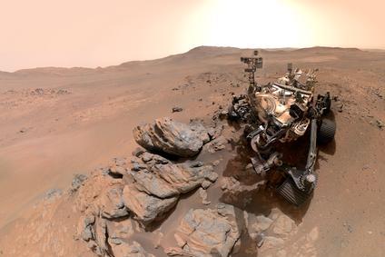 Rover Perseverance zveřejnil další snímek z povrchu Marsu. Nové selfie, které NASA složila z 61 samostatných fotografií, zachycuje vozítko na západním okraji kráteru Jezero v oblasti nazývané Lac de Charmes.