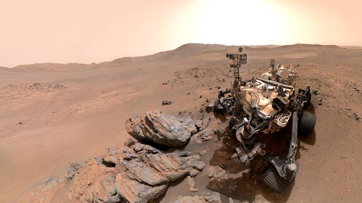 Rover Perseverance zveřejnil další snímek z povrchu Marsu. Nové selfie, které NASA složila z 61 samostatných fotografií, zachycuje vozítko na západním okraji kráteru Jezero v oblasti nazývané Lac de Charmes.