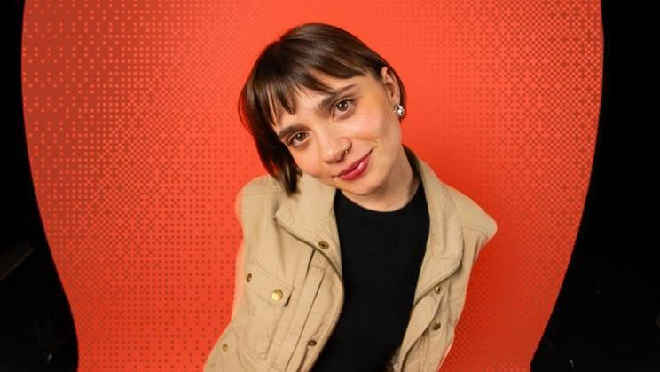 Šéfredaktorkou nového projektu České televize s názvem tak.moment, který je primárně určen generaci Z, je Anna Mikušová.