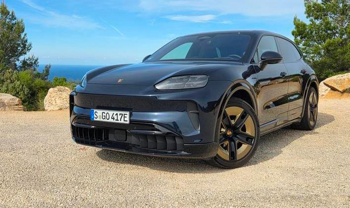Porsche Cayenne je v nové generaci už jen elektromobilem. Vyzkoušeli jsme, jak jezdí.