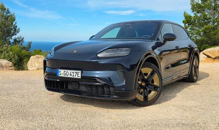Porsche Cayenne je v nové generaci už jen elektromobilem. Vyzkoušeli jsme, jak jezdí.