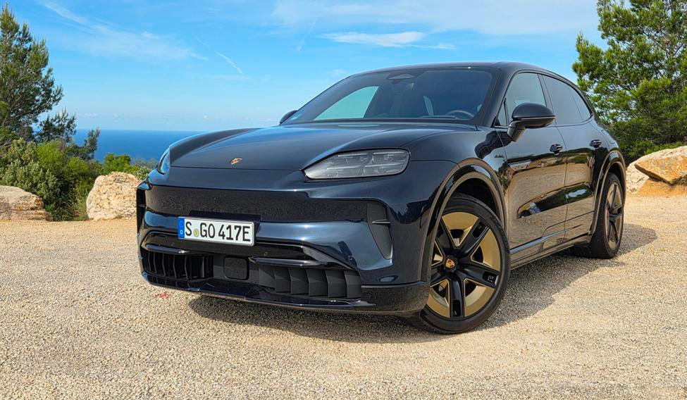 Porsche Cayenne je v nové generaci už jen elektromobilem. Vyzkoušeli jsme, jak jezdí.