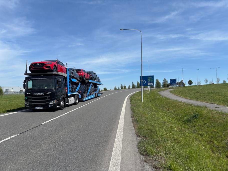 Počet hotových automobilů, které z Nošovic odjíždějí na vagonech či kamionech, trvale klesá.