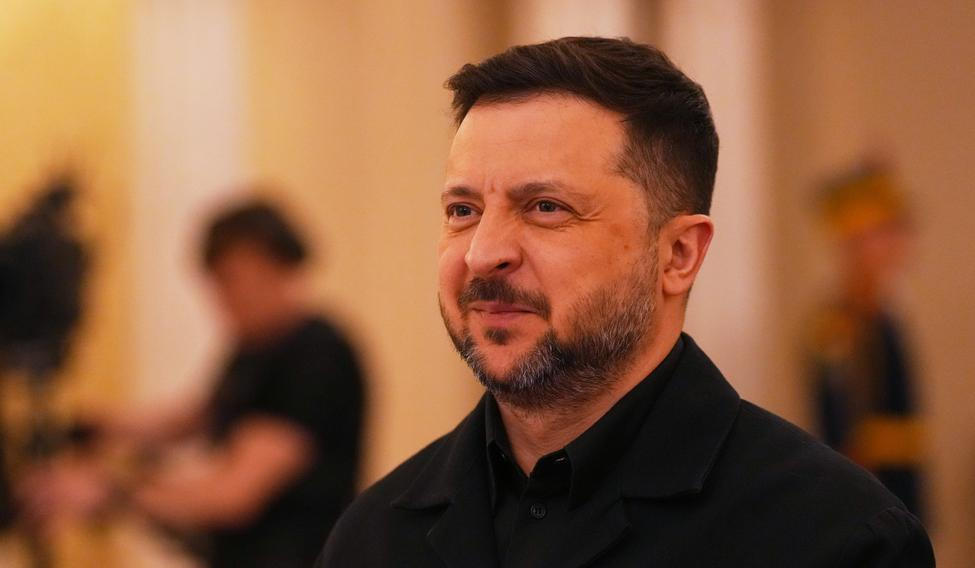 "Specialisté HUR získali dokumenty svědčící o tom, že Rusové připravují nové raketové a dronové útoky proti Ukrajině, a to zejména proti 'rozhodovacím centrům', jak je nazývají. Jde o téměř dvě desítky politických center a o vojenská místa," sdělil Zelenskyj.