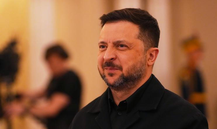 "Specialisté HUR získali dokumenty svědčící o tom, že Rusové připravují nové raketové a dronové útoky proti Ukrajině, a to zejména proti 'rozhodovacím centrům', jak je nazývají. Jde o téměř dvě desítky politických center a o vojenská místa," sdělil Zelenskyj.