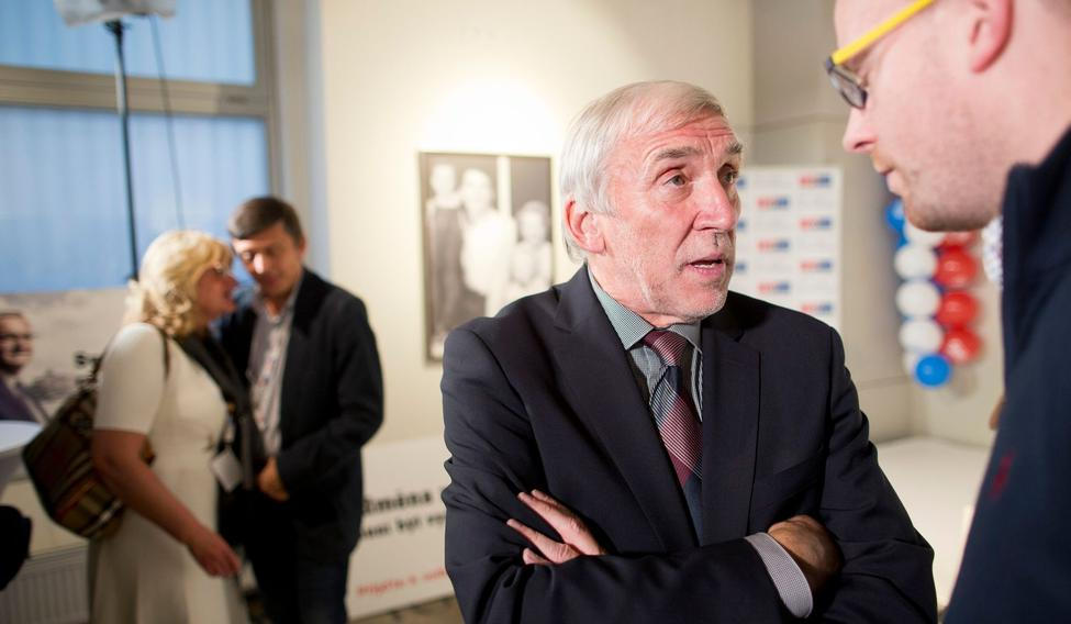 Pod prohlášením je podepsán předseda výboru Jiří Růžička (za TOP 09, na snímku), místopředseda výboru Pavel Kárník (za STAN), Zdeněk Papoušek (za ODS) a Přemysl Rabas (za hnutí Senátor 21) a Břetislav Rychlík (za TOP 09).