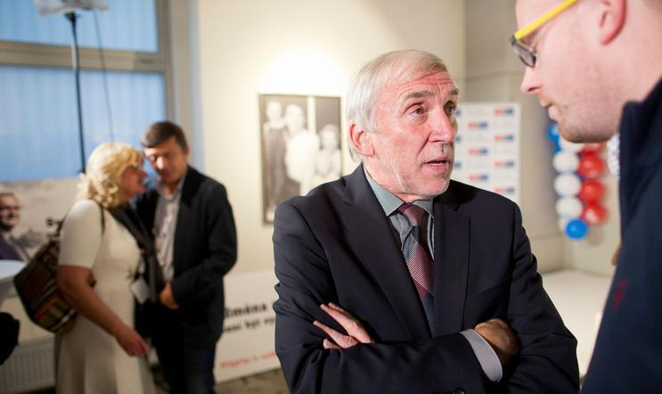 Pod prohlášením je podepsán předseda výboru Jiří Růžička (za TOP 09, na snímku), místopředseda výboru Pavel Kárník (za STAN), Zdeněk Papoušek (za ODS) a Přemysl Rabas (za hnutí Senátor 21) a Břetislav Rychlík (za TOP 09).