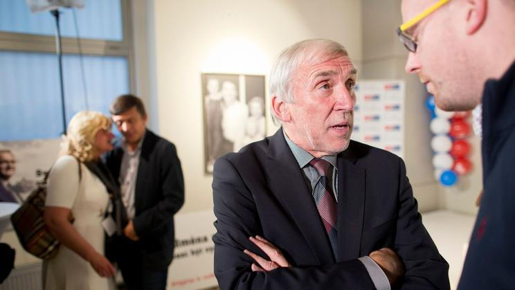 Pod prohlášením je podepsán předseda výboru Jiří Růžička (za TOP 09, na snímku), místopředseda výboru Pavel Kárník (za STAN), Zdeněk Papoušek (za ODS) a Přemysl Rabas (za hnutí Senátor 21) a Břetislav Rychlík (za TOP 09).