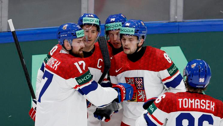 Roman Červenka (C) slaví se spoluhráči gól v zápase MS 2026 Česko - Dánsko.