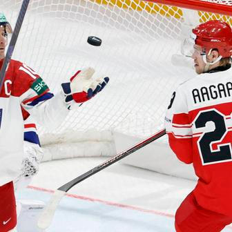 Roman Červenka a Mikkel Aagaard v zápase MS 2026 Česko - Dánsko