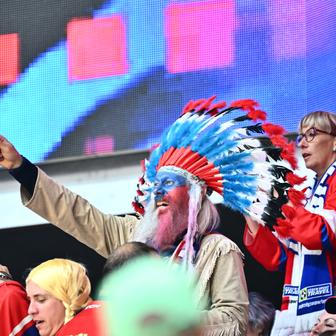 Český fanoušek "indián" v zápase MS 2026 Česko - Dánsko