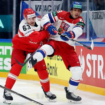 Lukáš Sedlák a Patrick Russell v zápase MS 2026 Česko - Dánsko