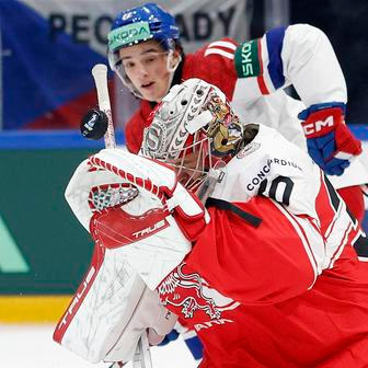 Mads Sogaard a Matyáš Melovský v zápase MS 2026 Česko - Dánsko