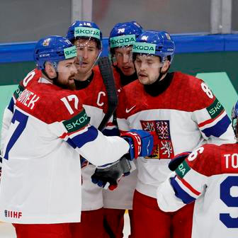 Roman Červenka (C) slaví se spoluhráči gól v zápase MS 2026 Česko - Dánsko.