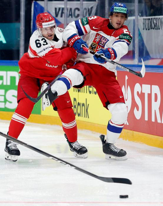 Lukáš Sedlák a Patrick Russell v zápase MS 2026 Česko - Dánsko