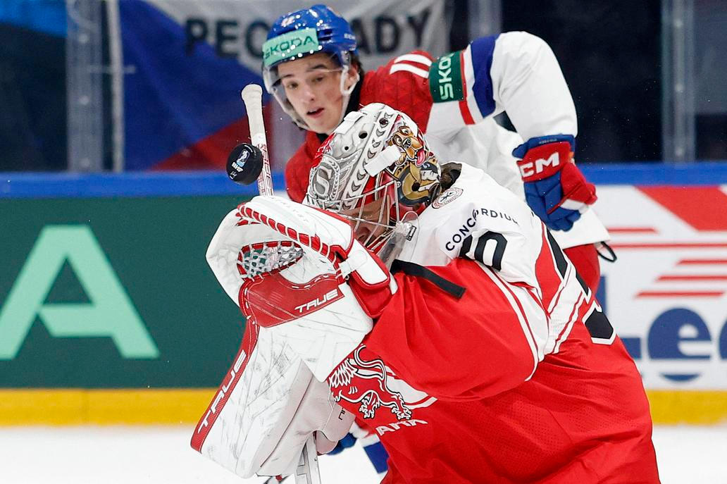 Mads Sogaard a Matyáš Melovský v zápase MS 2026 Česko - Dánsko